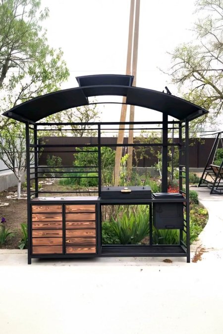 مطبخ شواء خارجي مع مظلة بتصميم عصري فاخر